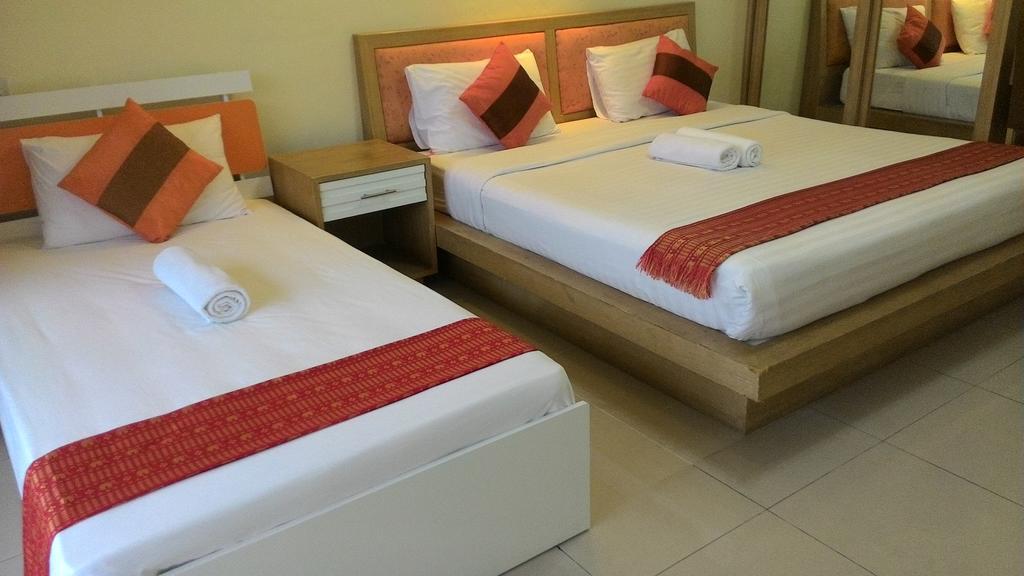 Orange Hotel Patong Bagian luar foto