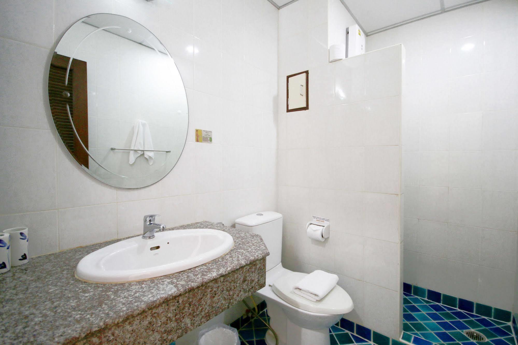 Orange Hotel Patong Bagian luar foto