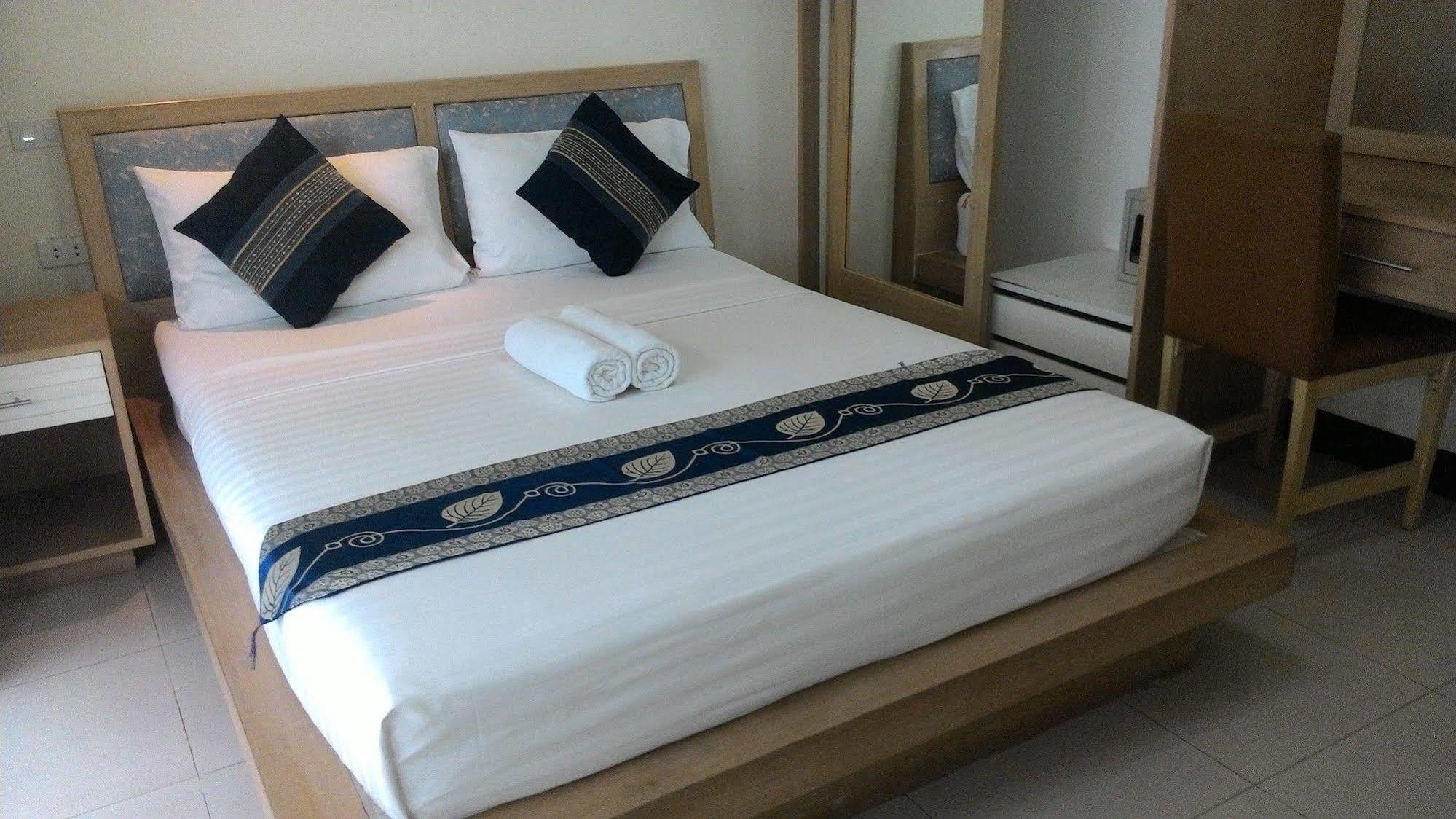 Orange Hotel Patong Bagian luar foto