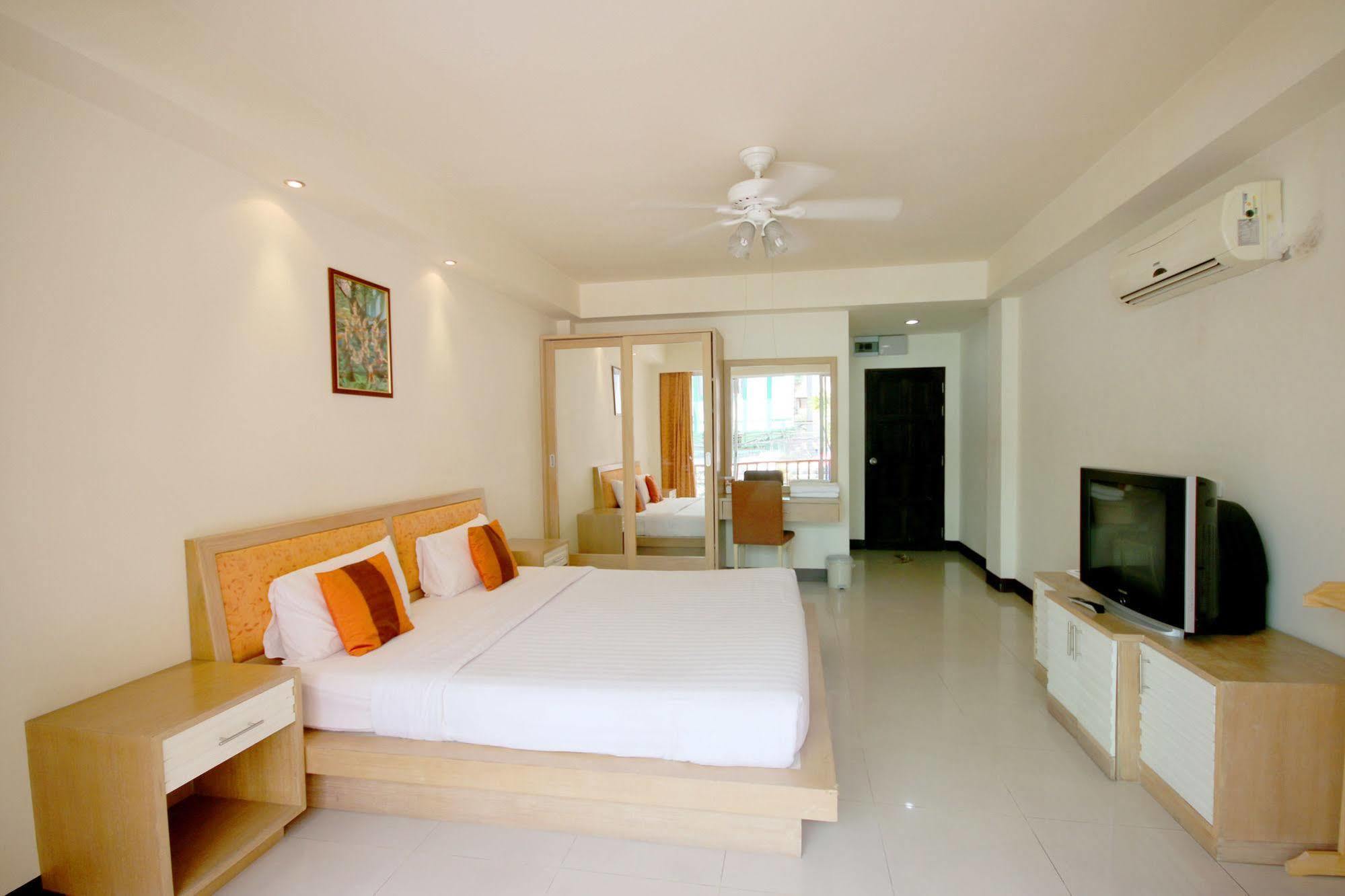 Orange Hotel Patong Bagian luar foto